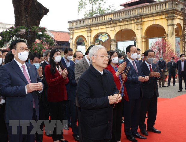 Le leader Nguyen Phu Trong fait offrande de baguettes d encens à la Cité impériale de Thang Long